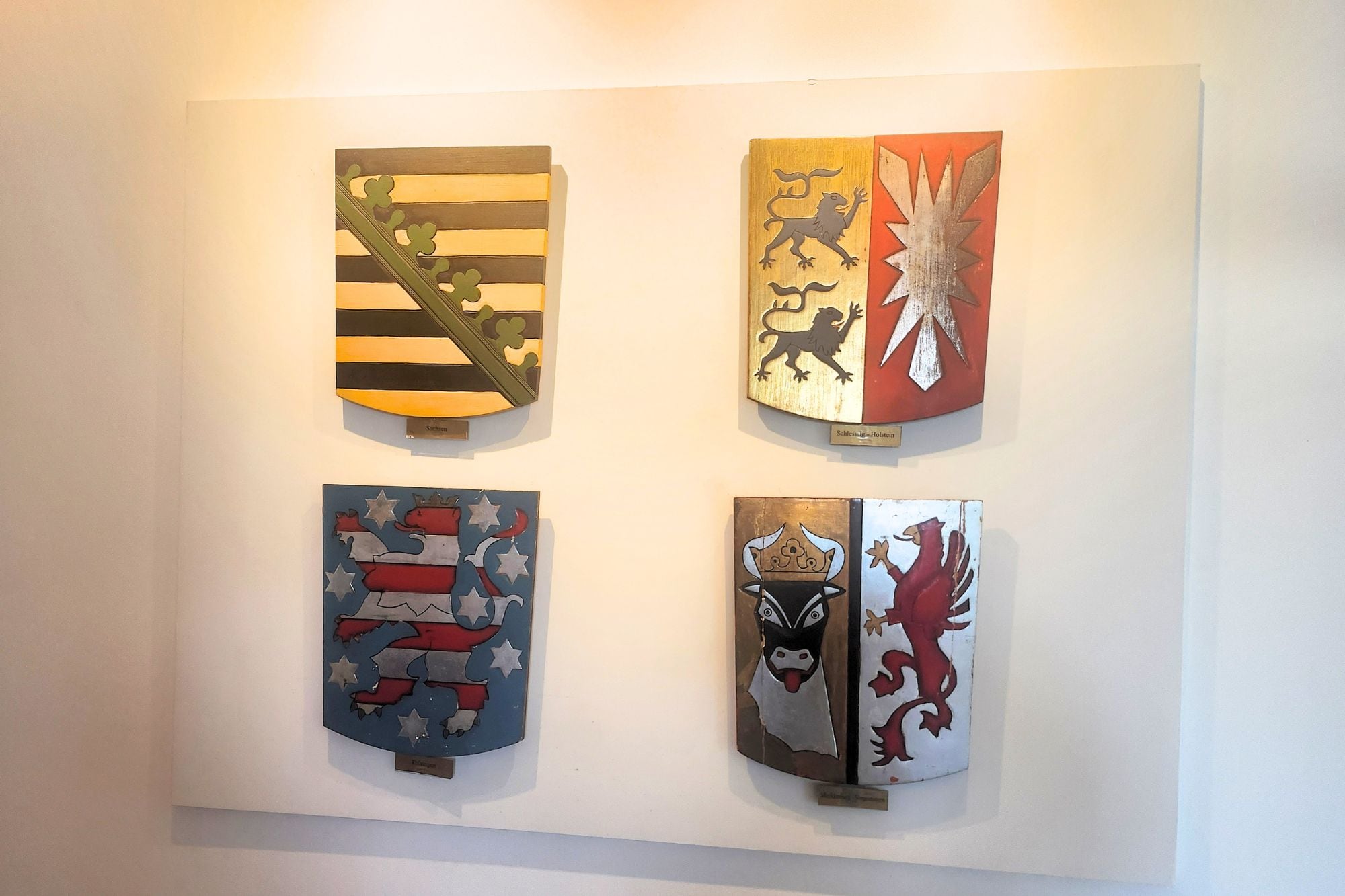 Escudos y obras de arte decoran las paredes del Club Alemán