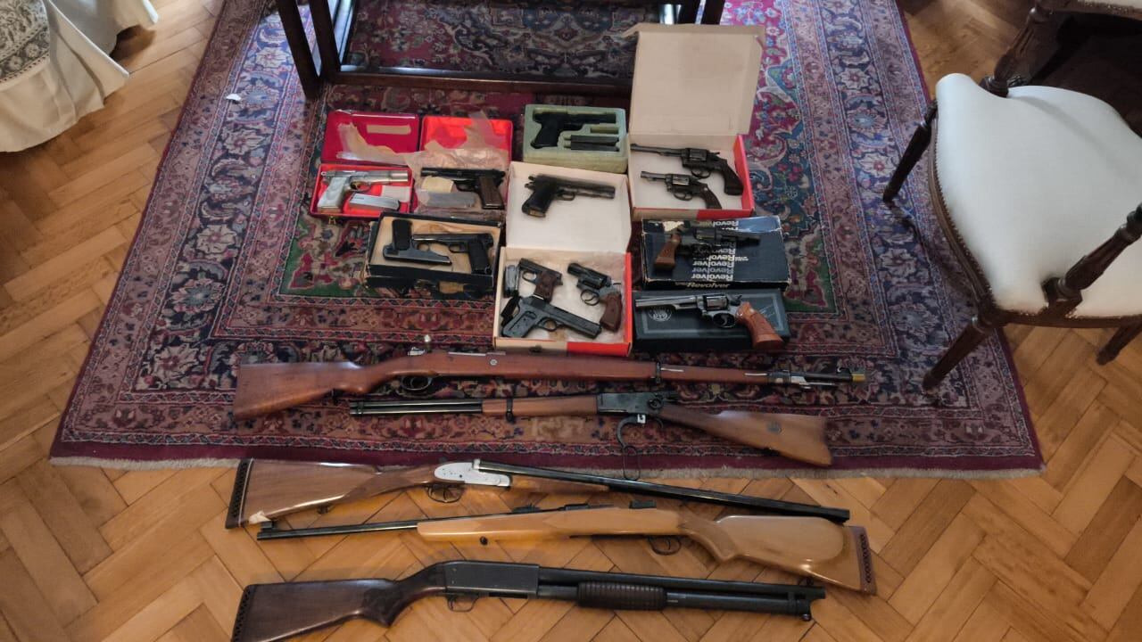 Armas largas y cortas incautadas a la esposa de un militar retirado en Palermo