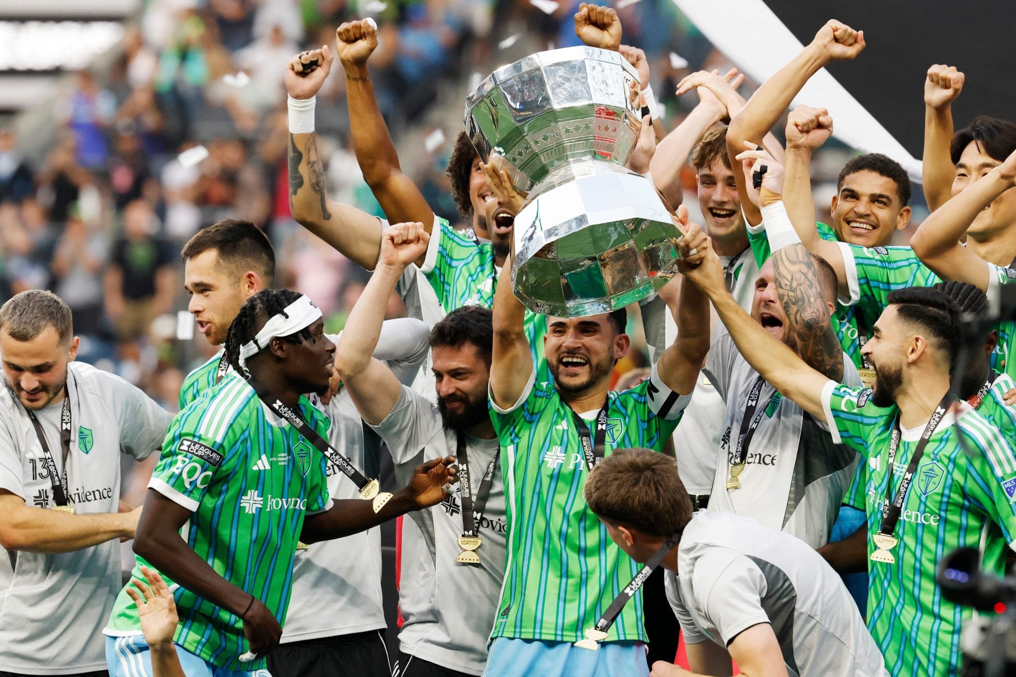 El capitán Cristian Roldan inicia la celebración de Seattle Sounders, ganador de la Leagues Cup 2025