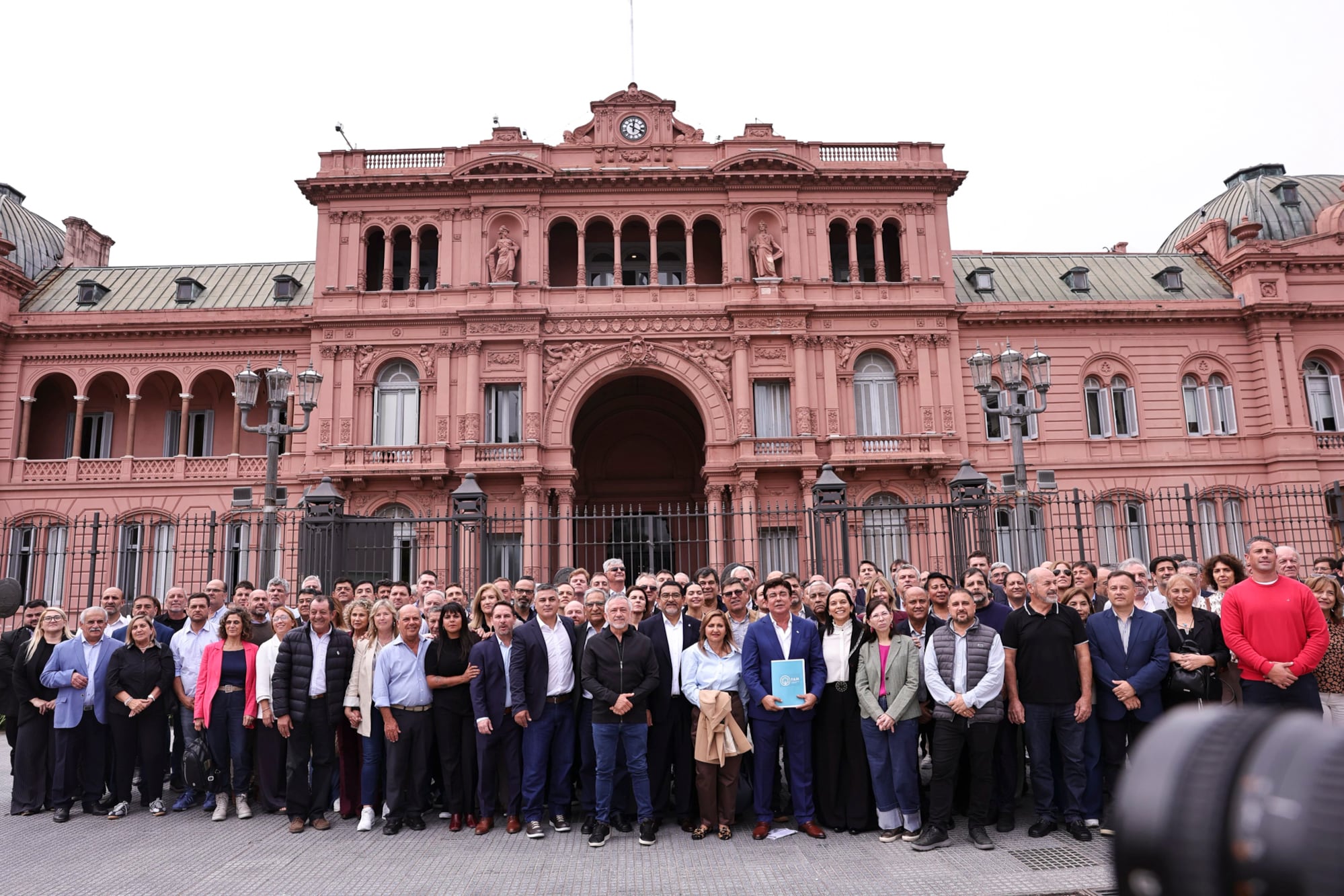 Intendentes alineados con Kicillof, el 14 de abril, en Plaza de Mayo, al reclamar fondos nacionales