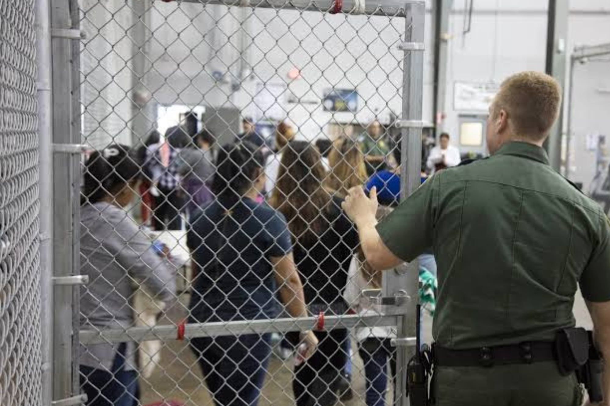 La resolución excluye a las personas sometidas a remoción expedita y a quienes permanecen detenidos por determinados antecedentes penales
