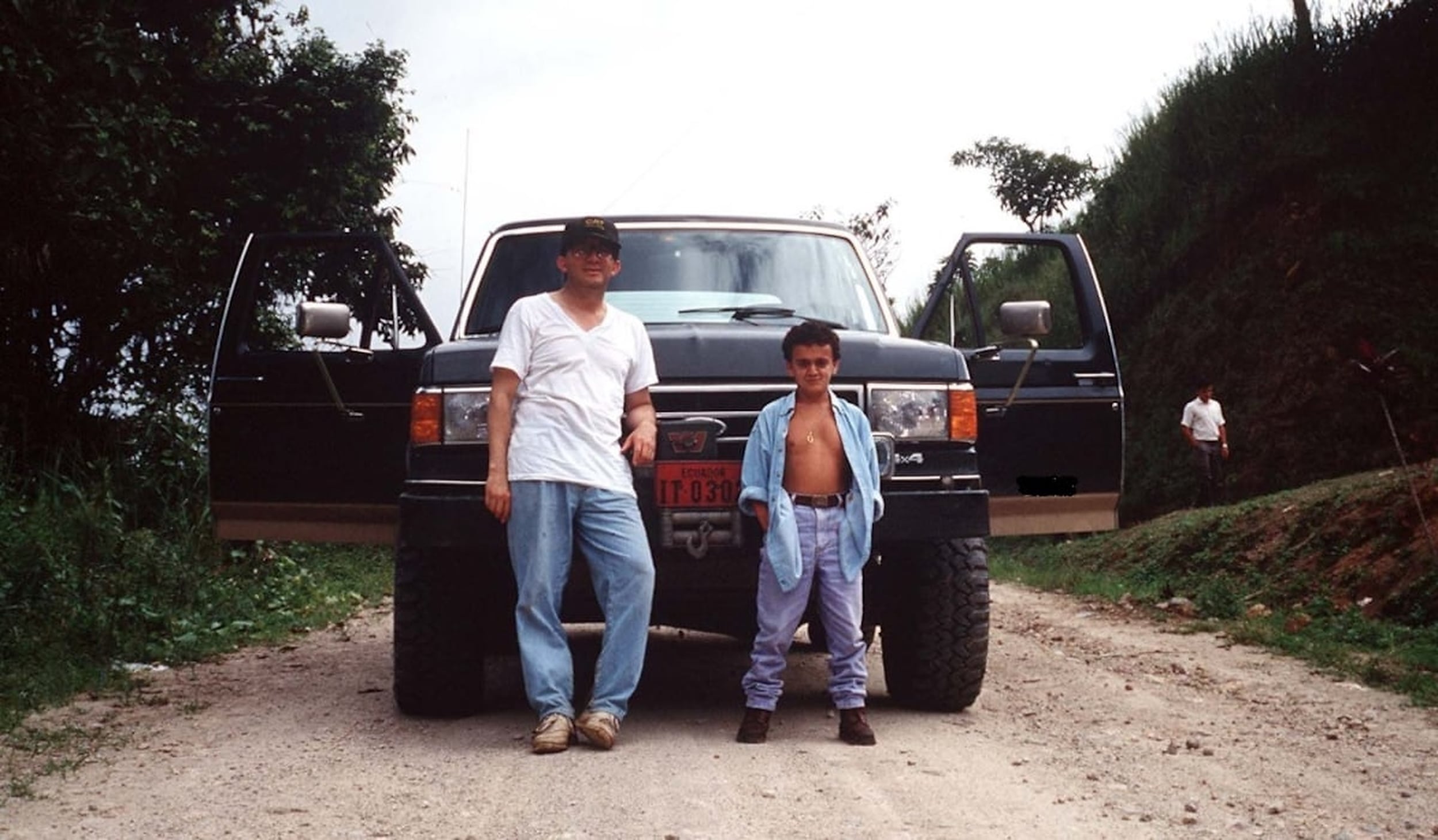 El endocrinónolo Javier Guevara-Aguirre (izquierda) junto a Lucho, un afectado por síndrome de Laron de la provincia de El Oro, Ecuador, en 1994