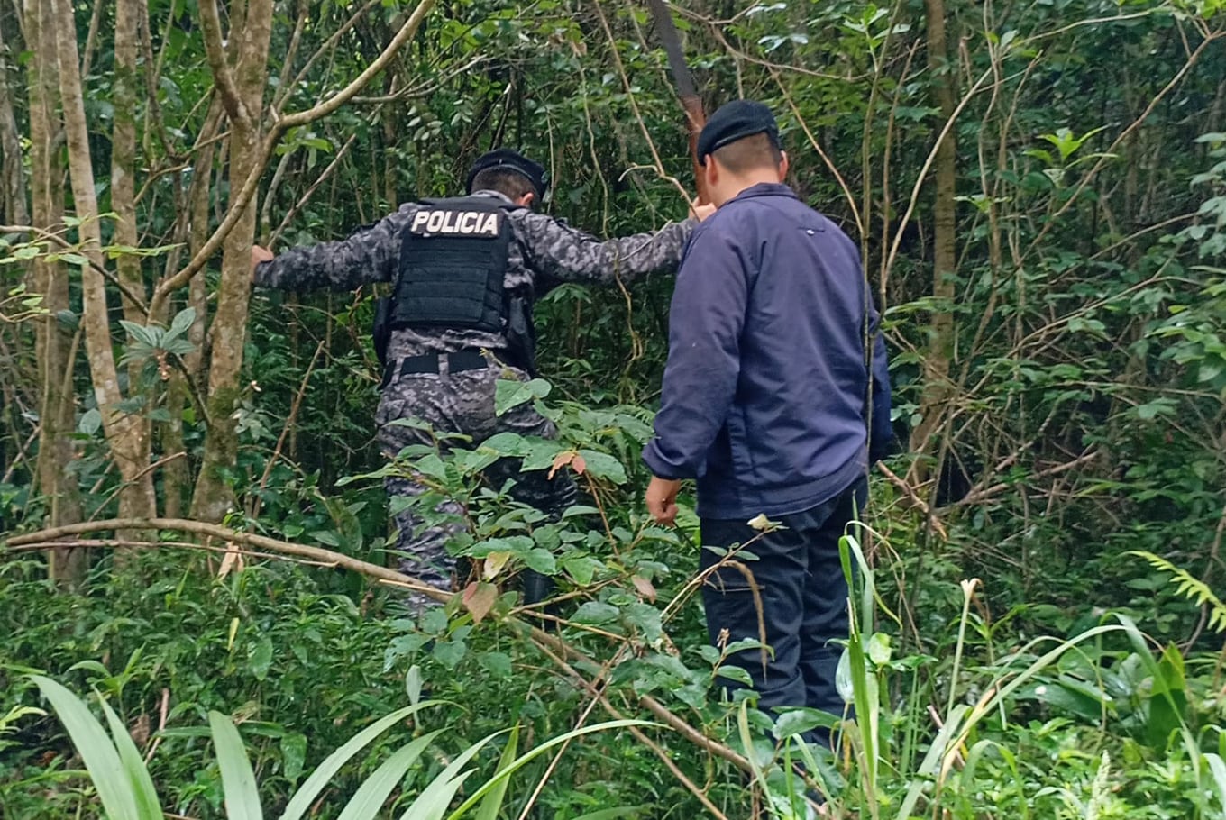La policía busca el teléfono celular de una de las personas fallecidas