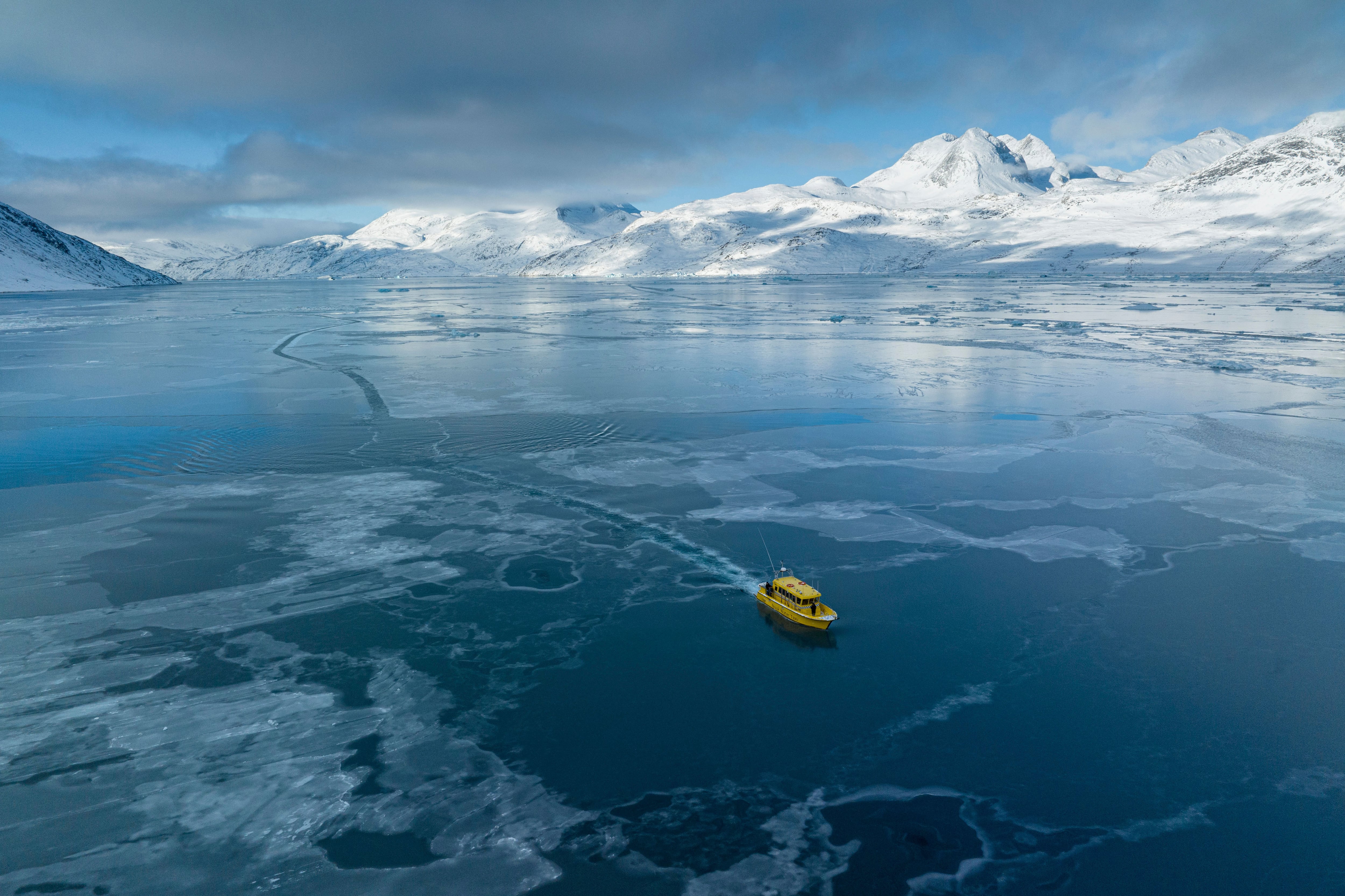 Un barco pasa por una zona en el mar congelado fuera de Nuuk, Groenlandia, el 6 de marzo de 2025. (AP Foto/Evgeniy Maloletka)