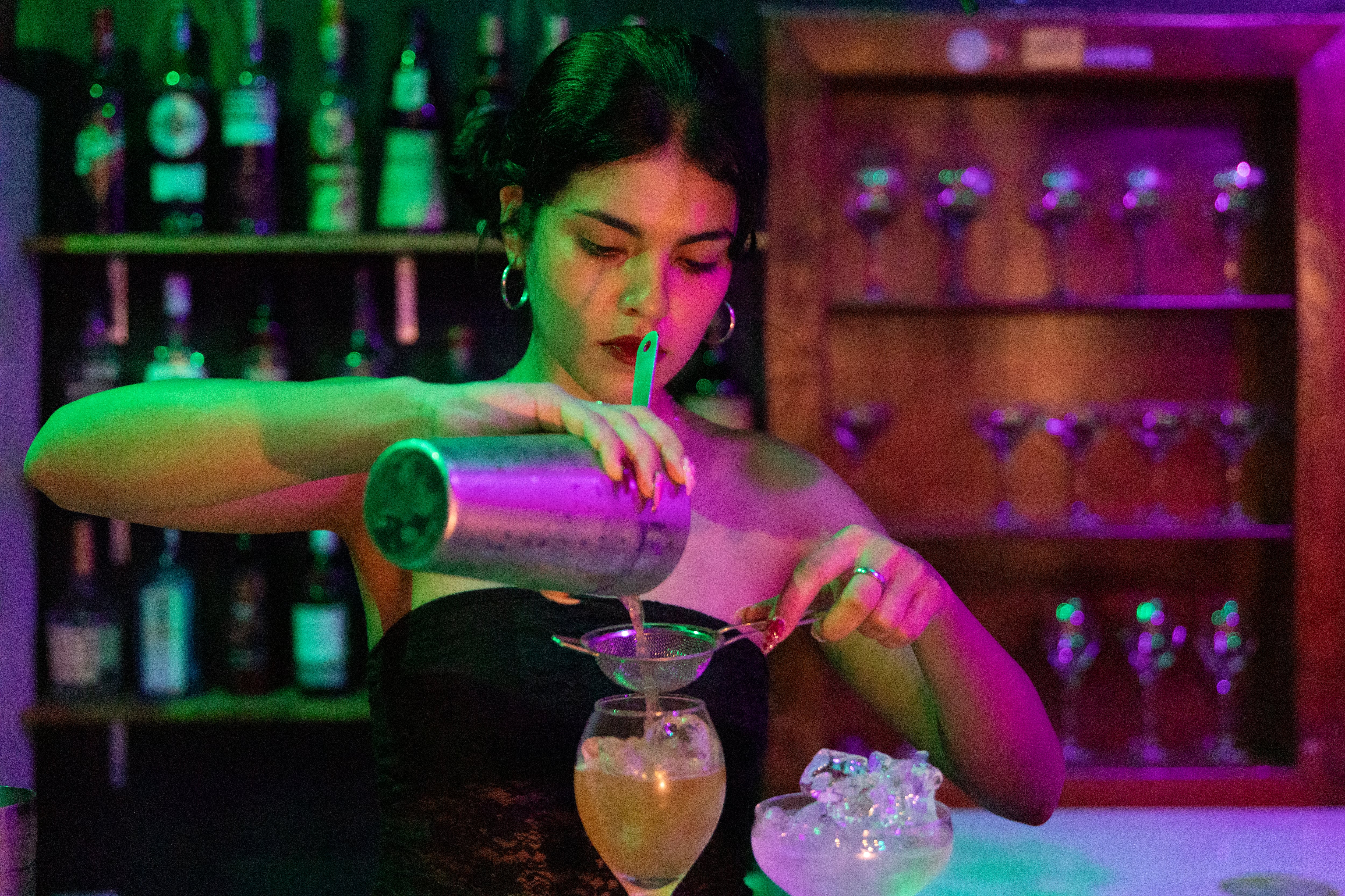 Por las noches, el barrio Regimiento, se vuelve un punto de encuentro para los amantes del buen beber.