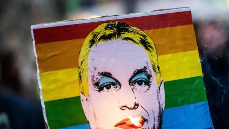 Una pancarta a favor de la comunidad LGBTIQ+ con la imagen del primer ministro húngaro, Viktor Orbán.