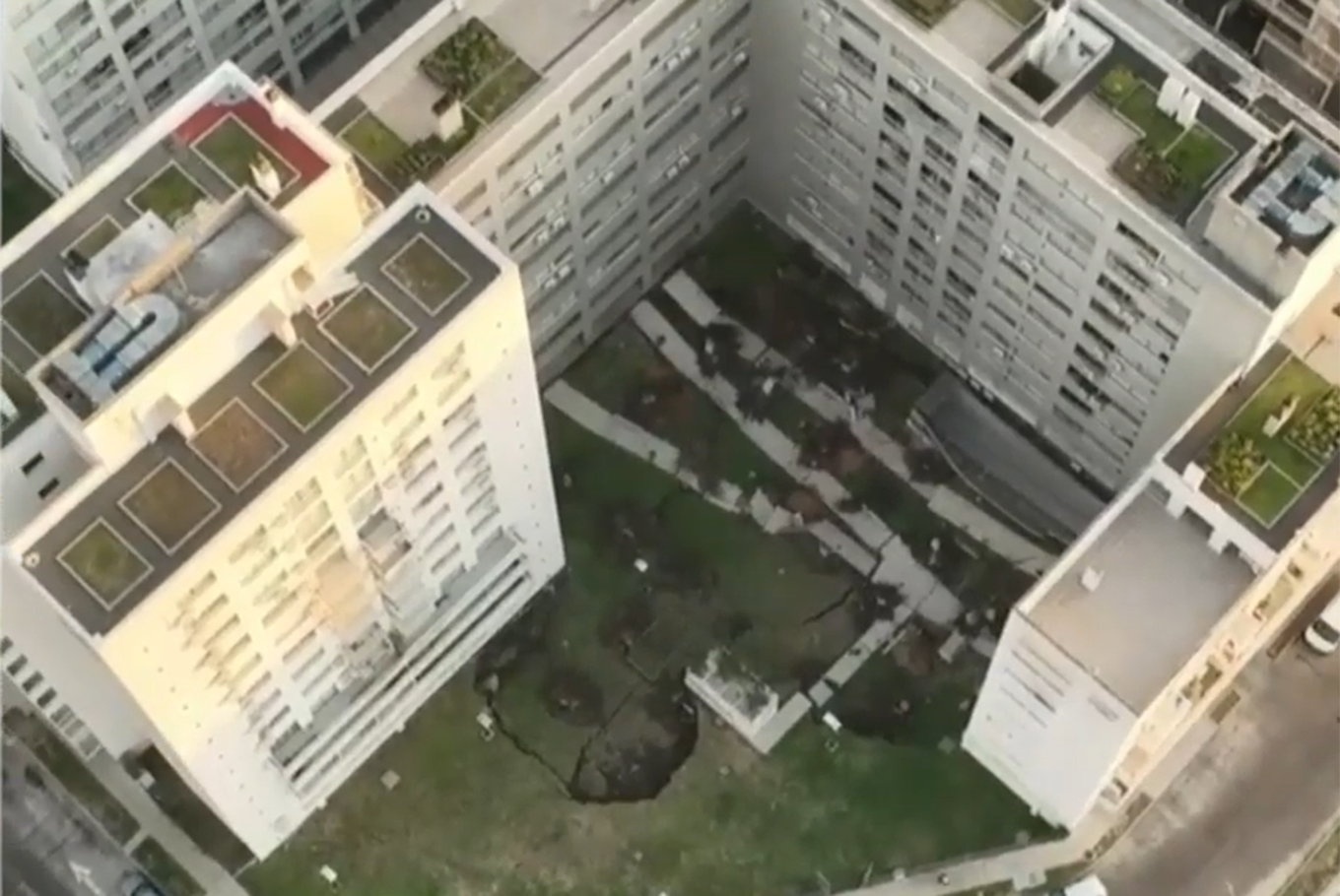 Parque Patricios: se derrumbó el techo del estacionamiento de un complejo de viviendas