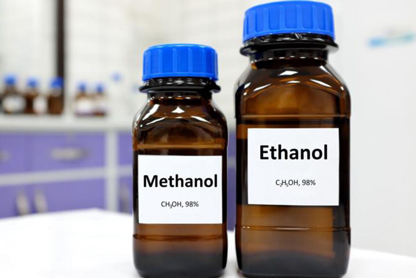 El metanol tiene un olor ligeramente alcohólico y es relativamente barato, pero es extremadamente peligroso de beber.