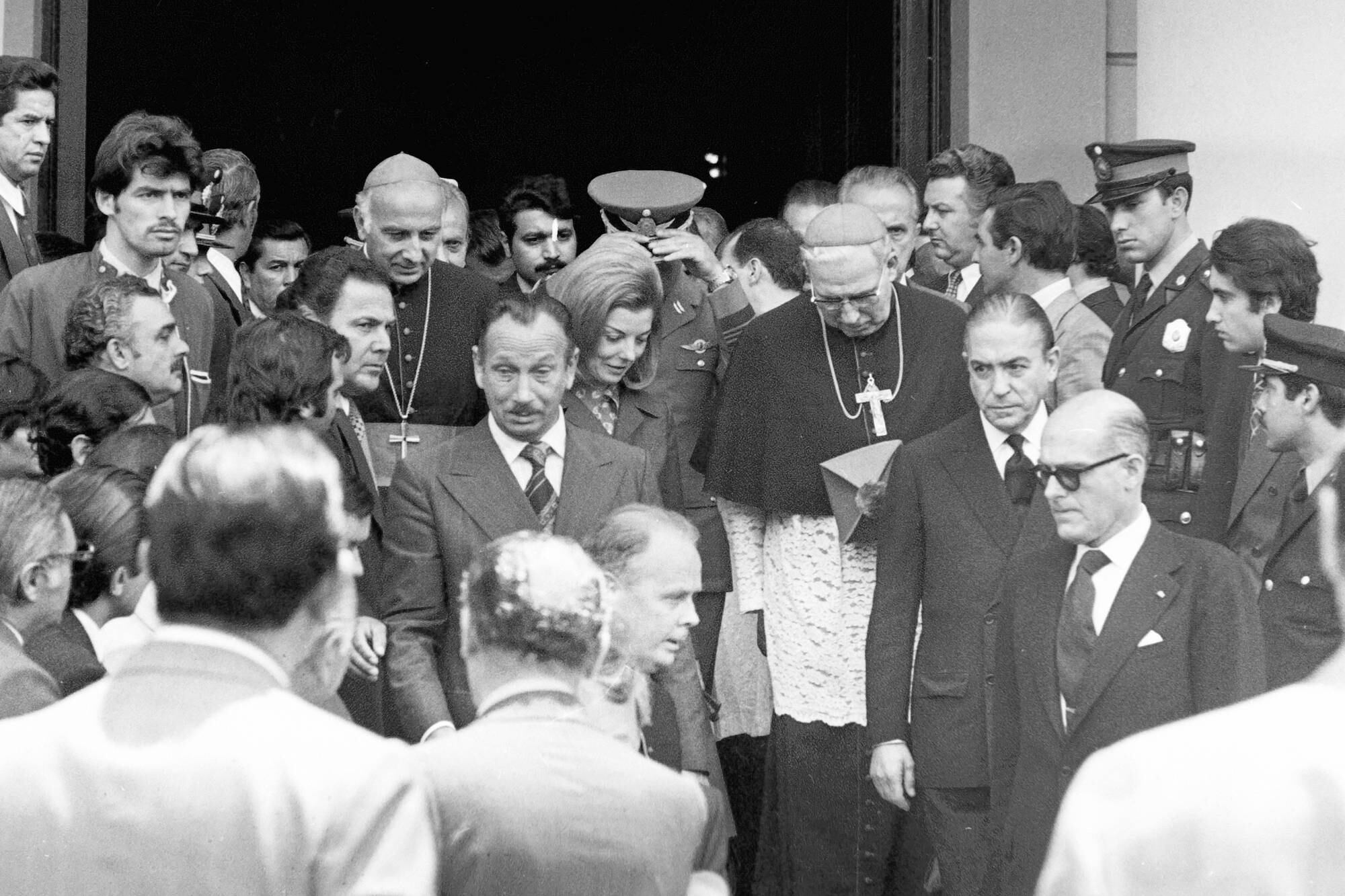 Isabel Perón abadona la Catedral Metropolitana junto a Pío Laghi y monseñor Aramburo; a la derecha de la imagen se encuentra Gregorio Marañón Morya embajador de España en la Argentina