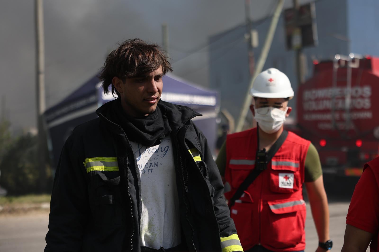 Más de 20 dotaciones de bomberos trabajan para contener las llamas