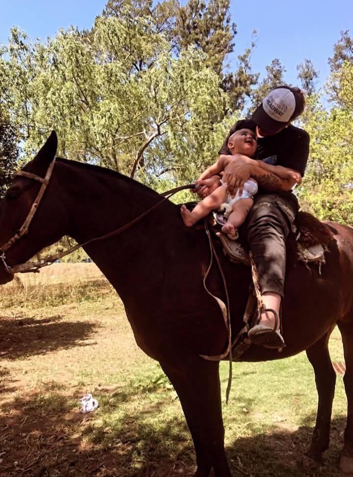 “Lo hago por ellos”: tiene 24 años, trabaja con un camión, quiere una casa para sus hijos y la acompaña una historia conmovedora 7 Con uno de sus hijos en un campo