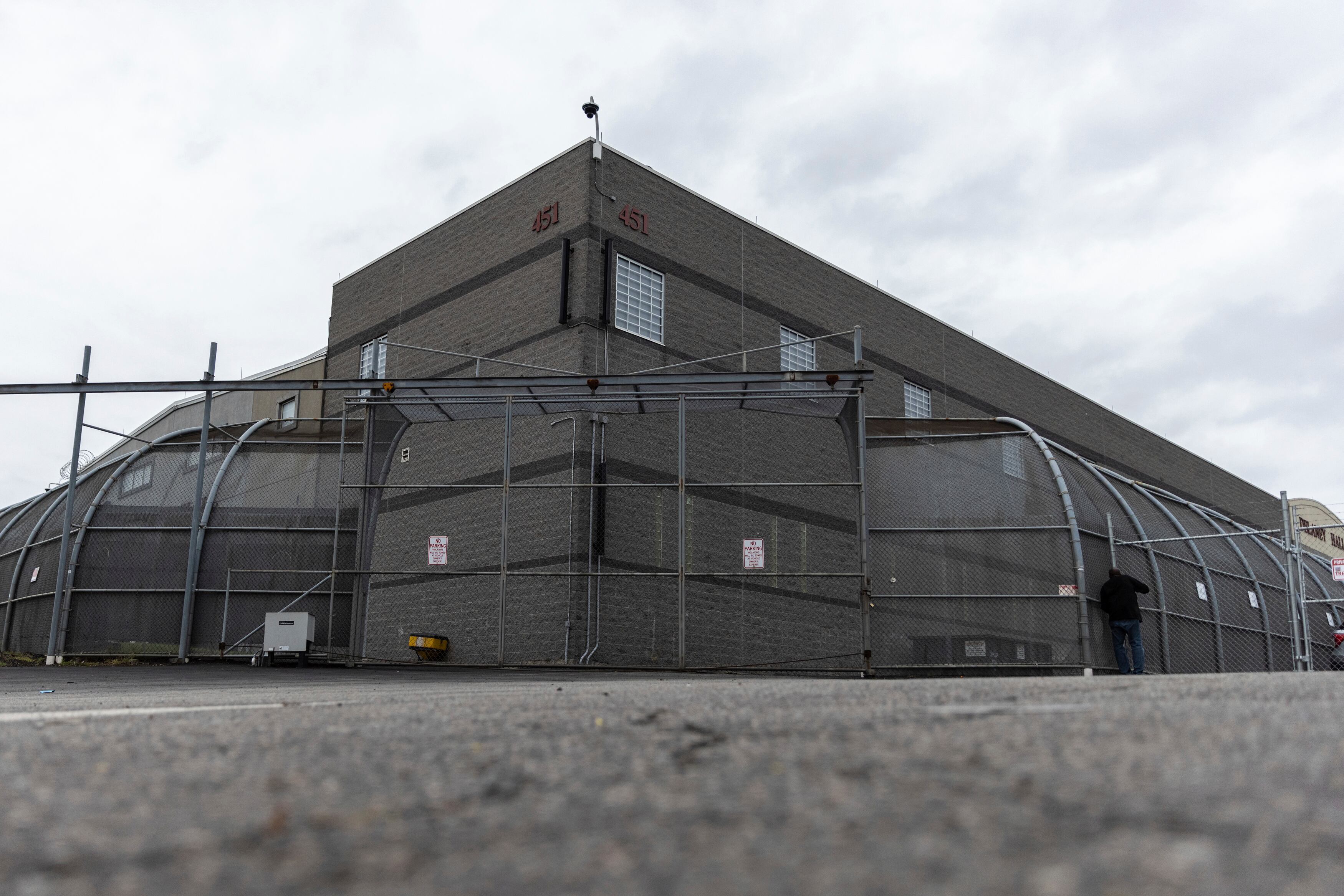 Con el nuevo centro de detención se prevé albergar hasta 1500 detenidos a la vez