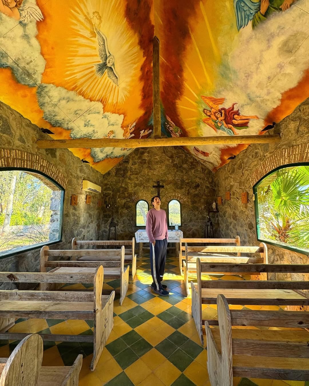 Durante su estadía recorrieron la ciudad y visitaron una capilla (Foto: Instagram @santikorovsky)