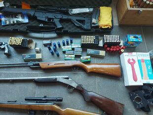 Armas secuestradas por una denuncia por privación ilegal de la libertad y abuso sexual de una mujer por parte de su pareja; el hombre fue detenido en Costa Esmeralda