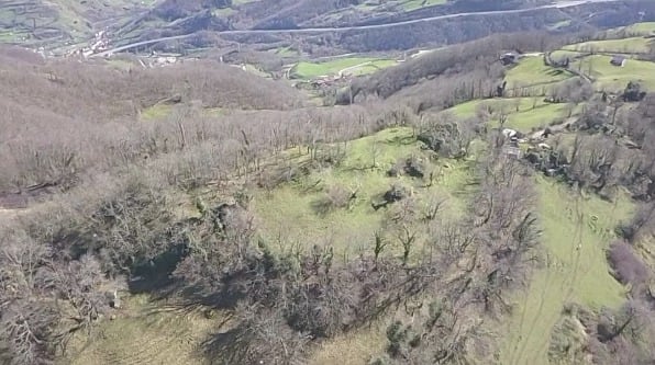 Vista aérea del castillo localizado en Lena (Asturias)