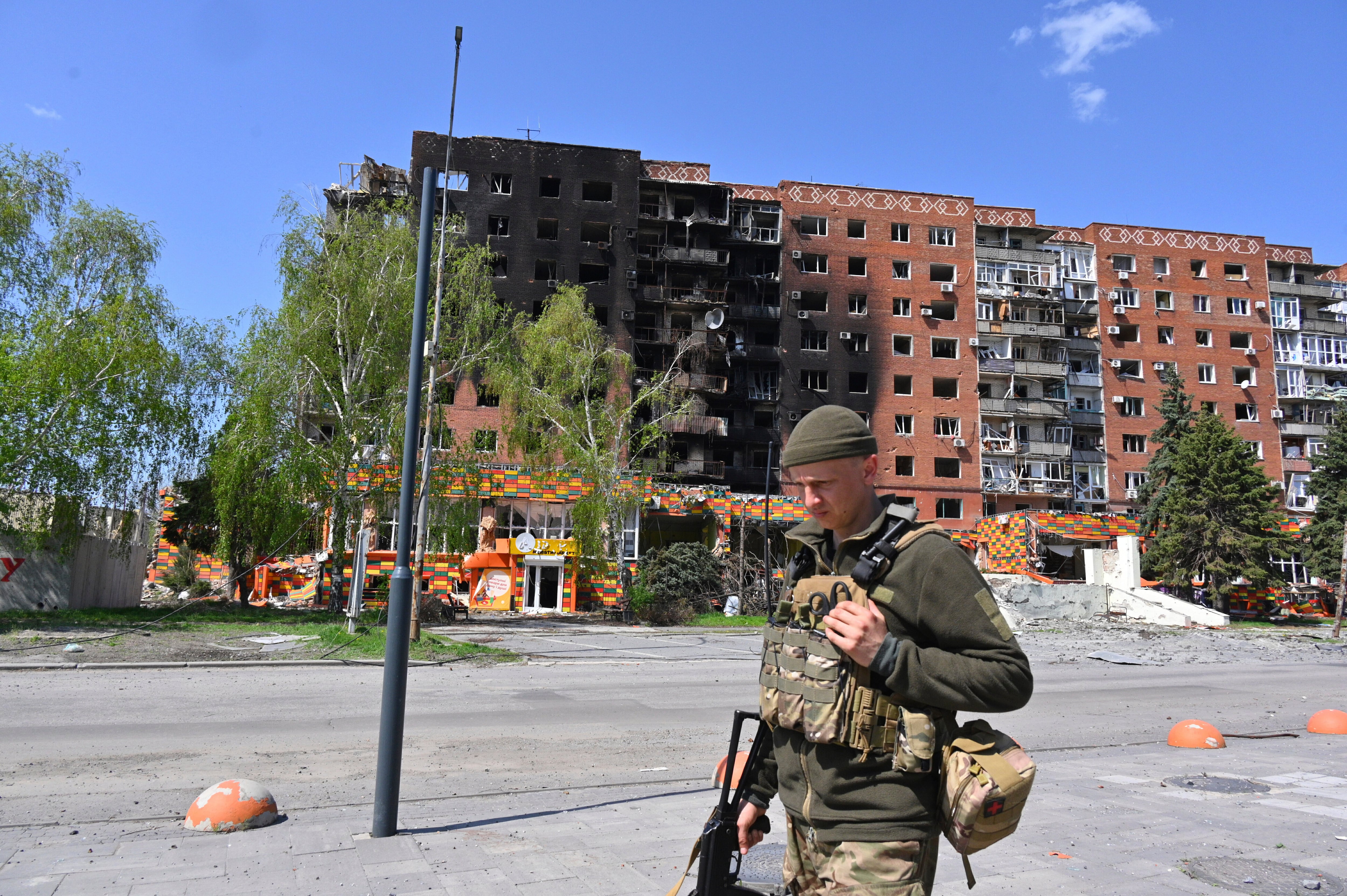 ARCHIVO – Un soldado ucraniano pasa frente a edificios dañados en el centro de Pokrovsk, en la región ucraniana de Donetsk, el 23 de abril de 2025; esta semana, esa ciudad fue tomada por tropas rusas