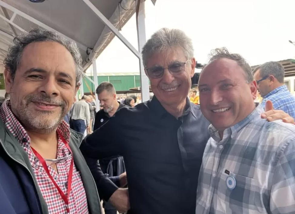 Hugo Sigman junto al experto Ronald Vera (izquierda) en mayo pasado al inaugurar San Alonso; Sigman quiere industrializar la madera
