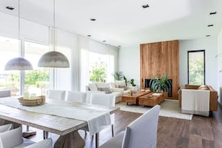 En su casa, una interiorista exploró el material que más conoce y este es el cálido resultado