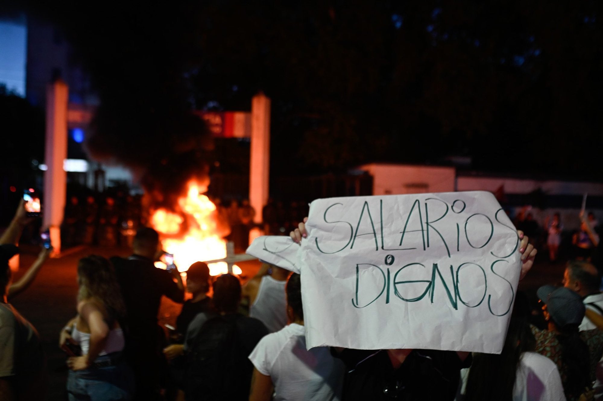 Frente a la jefatura de Rosario, los policías reclaman por bajos salarios y condiciones laborales