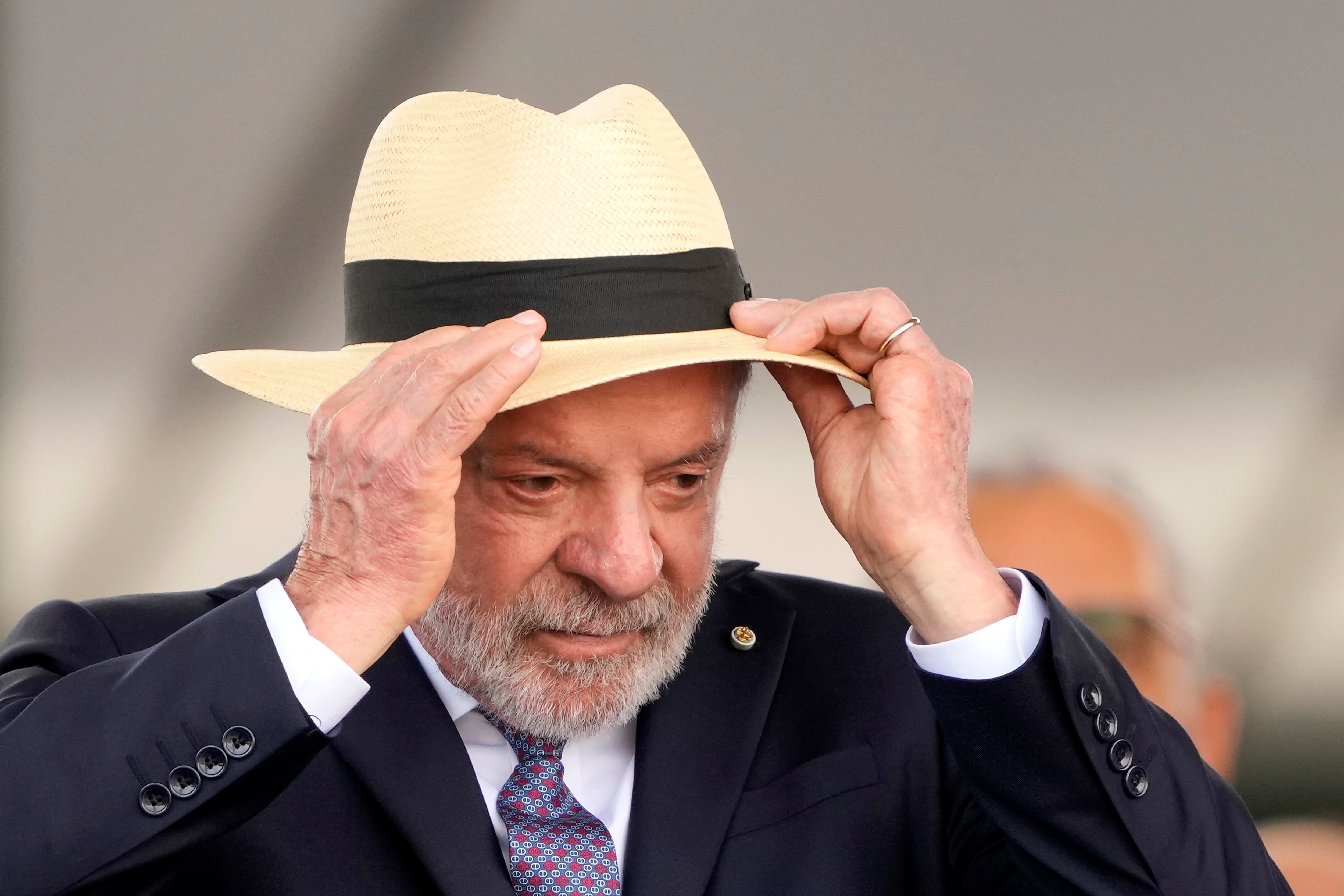 El presidente de Brasil Luiz Inácio Lula da Silva se ajusta el sombrero durante una ceremonia por el Día del Soldado en la sede del Ejército, el martes 25 de agosto