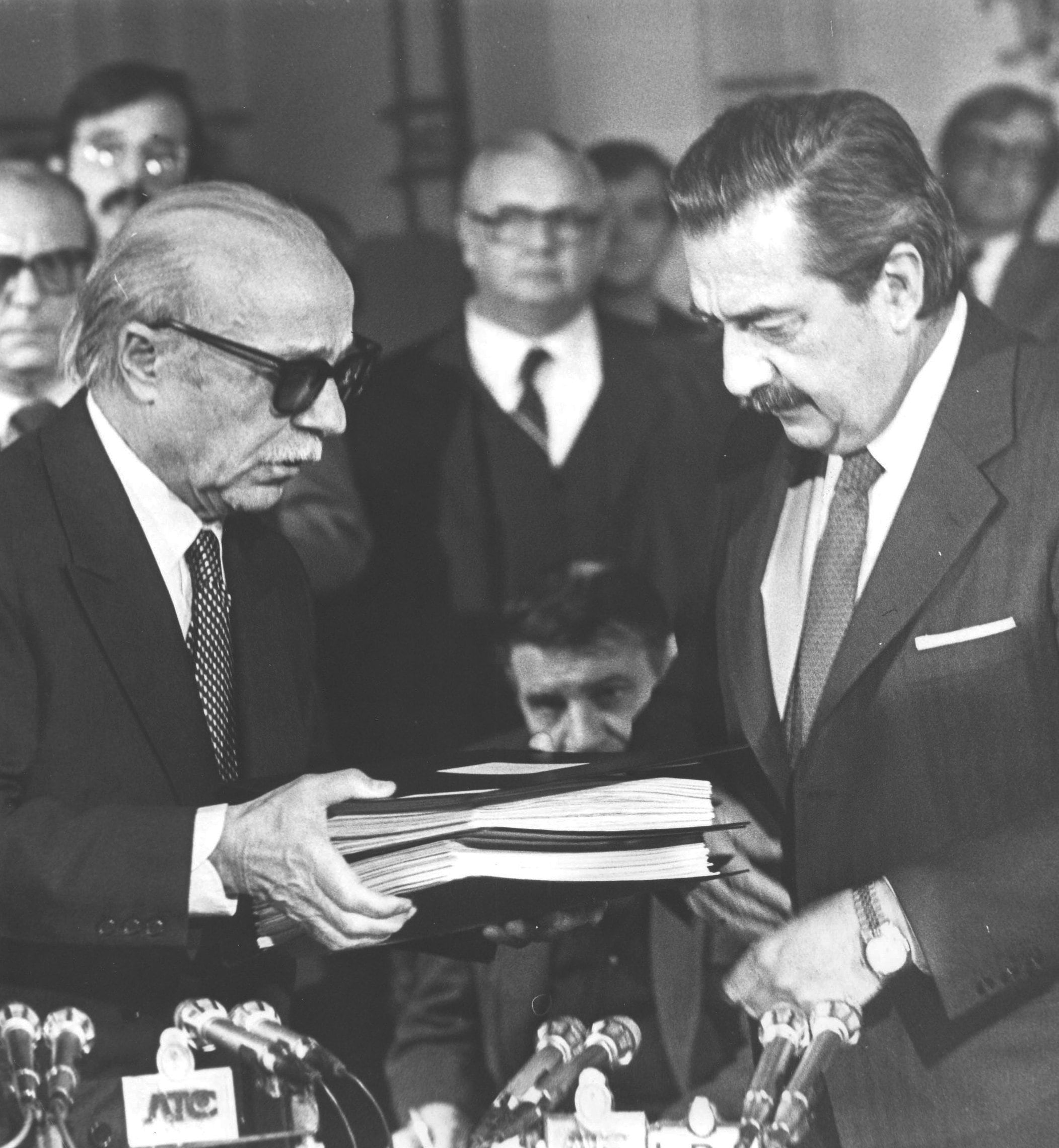 Sabato entrega a Alfonsín el informe de la Conadep