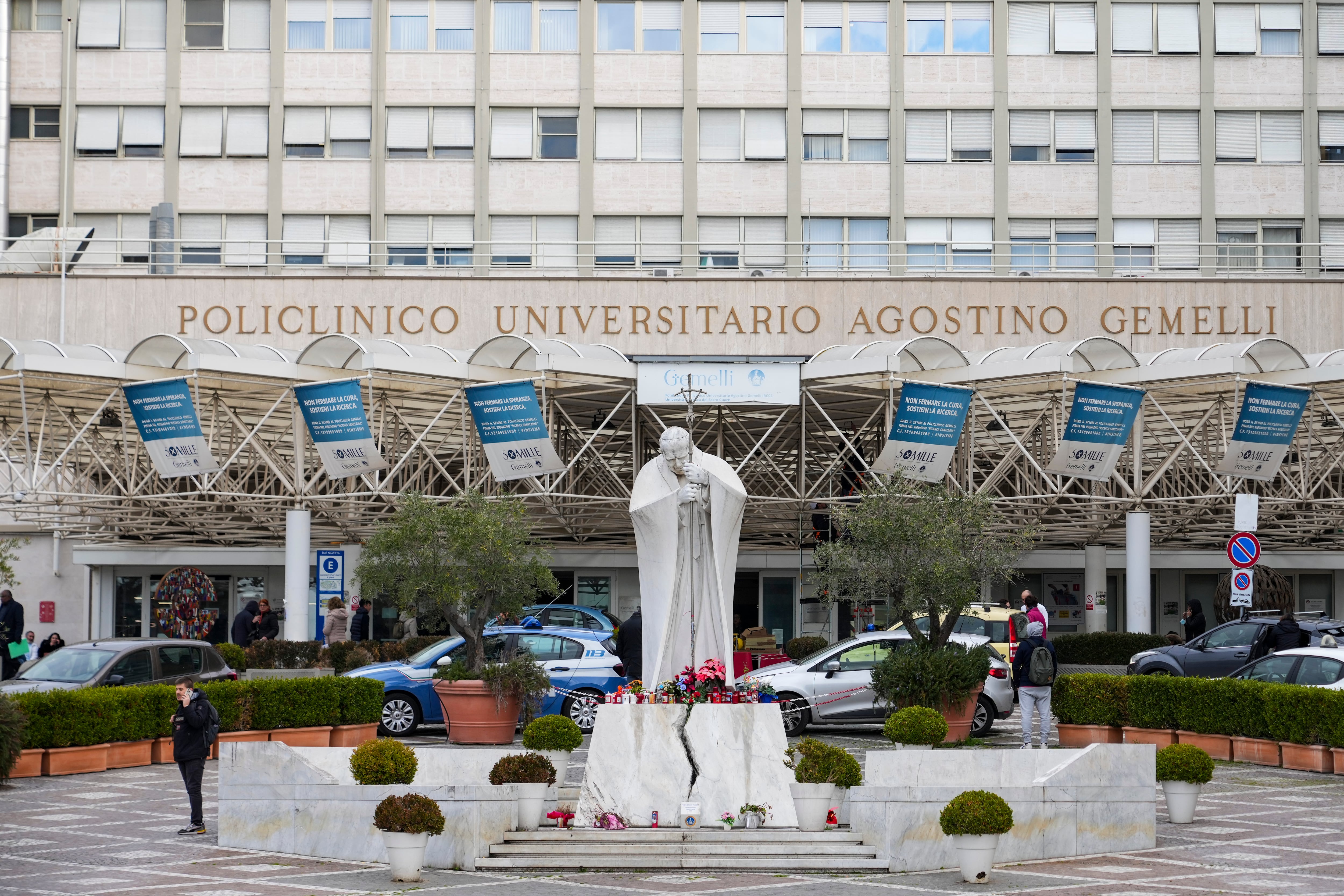 Una escultura del papa Juan Pablo II se ve ante la Policlínica Agostino Gemelli en Roma, donde está hospitalizado el papa Francisco, el lunes 17 de febrero de 2025. (AP foto/Andrew Medichini)