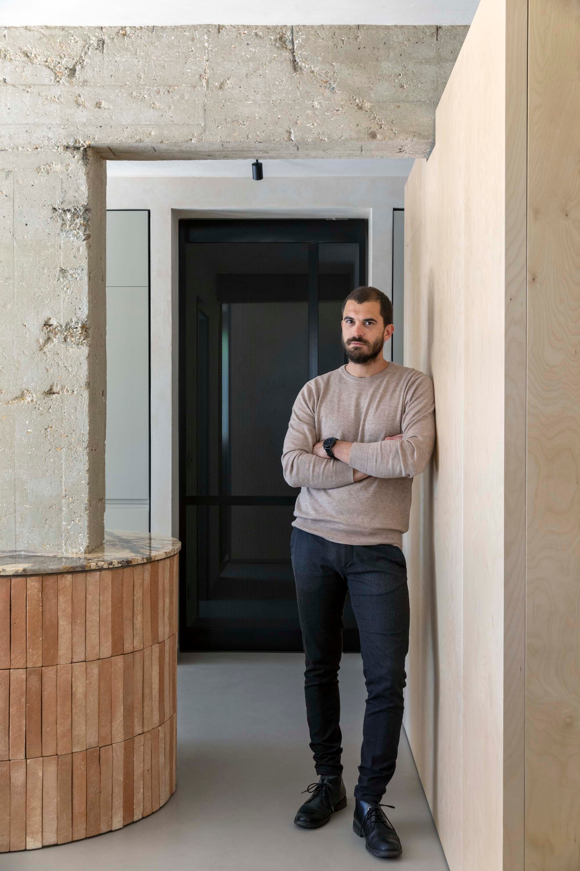 En la cocina de la casa, el arq. Tommaso Amato, cofundador de STUDIOTAMAT, estudio romano que busca crear espacios usables con materiales funcionales, pasión por el diseño industrial y responsabilidad con el medio ambiente.