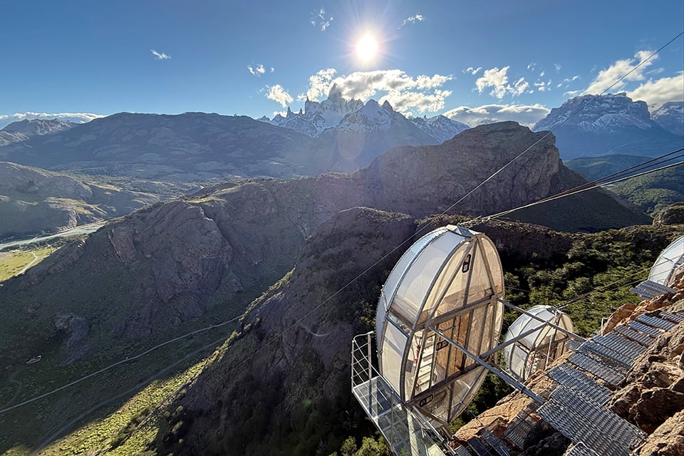 Ovo Patagonia: la experiencia de dormir en una cápsula suspendida en la ladera de una montaña