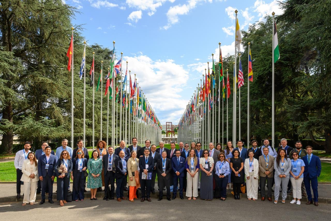 El equipo en la graduación en Ginebra, junto a los demás países de la región