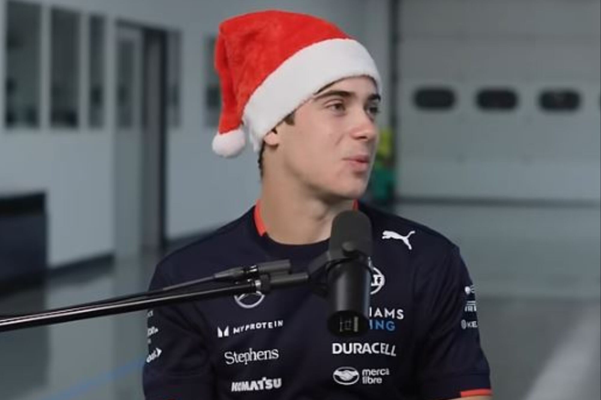 Franco Colapinto, disfrazado de Papá Noel como parte de los festejos navideños del equipo Williams