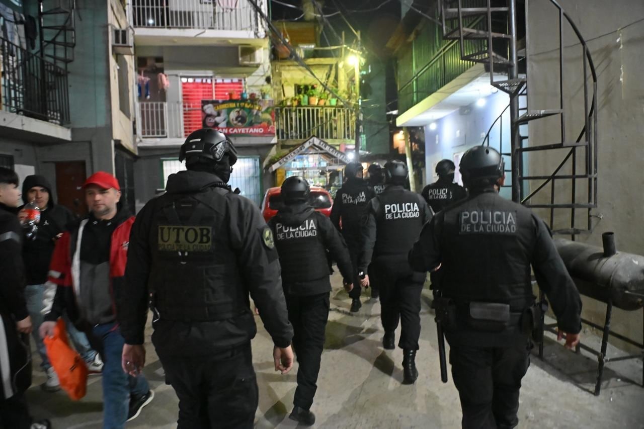 Policías porteños recorrieron los pasillos de la villa 31