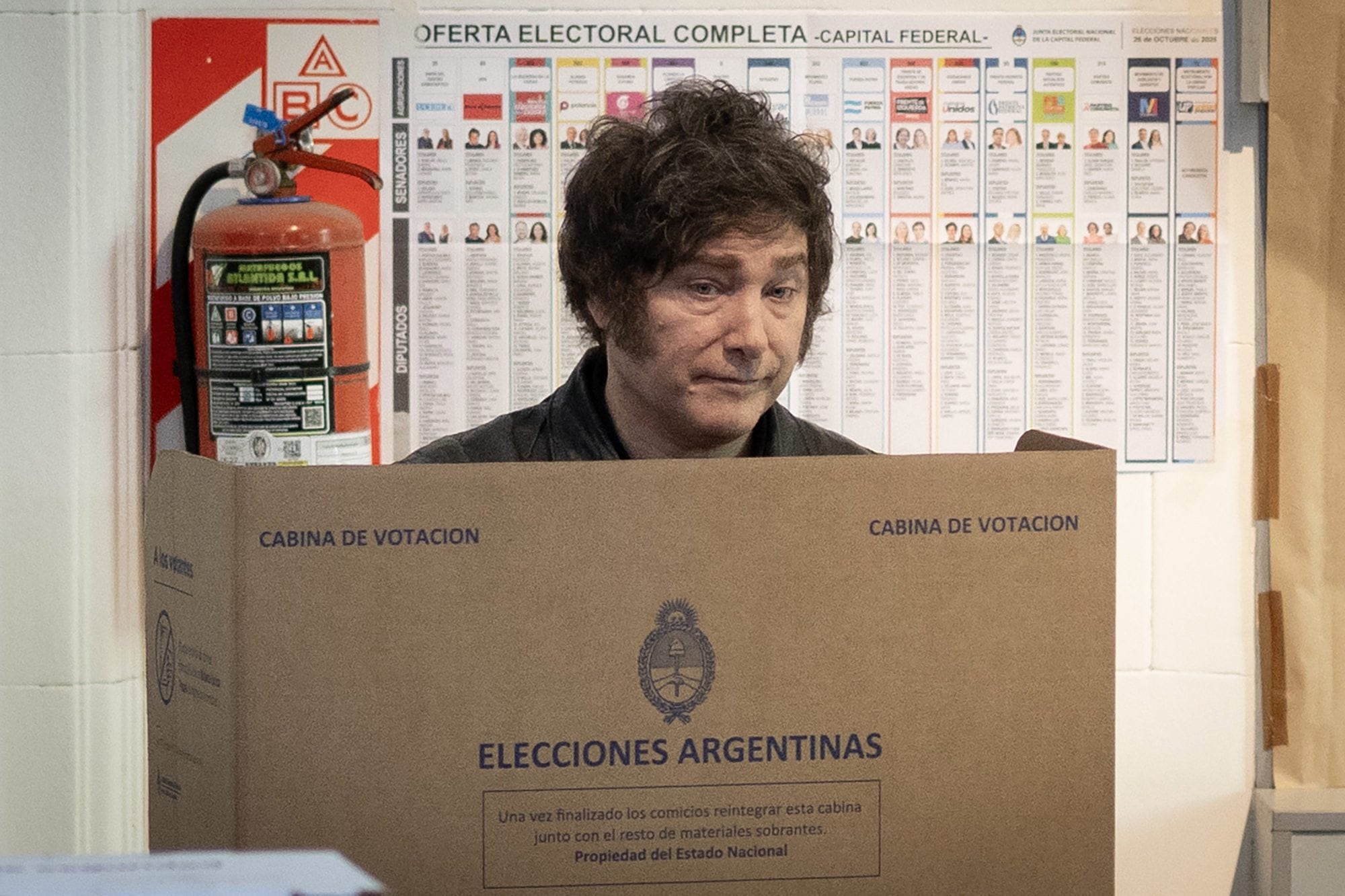 El presidente Javier Milei emite su voto durante las elecciones legislativas de medio término en la Universidad Tecnológica Nacional