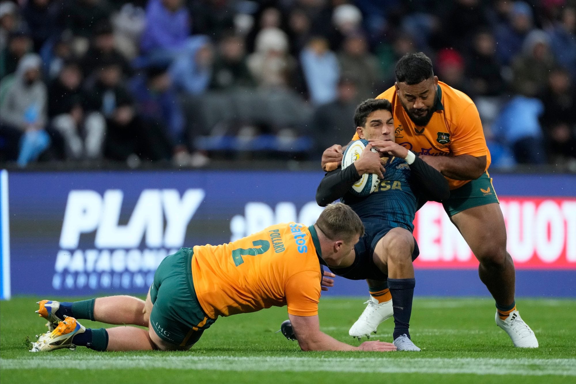 Santiago Carreras es es tackleado por Taniela Tupou