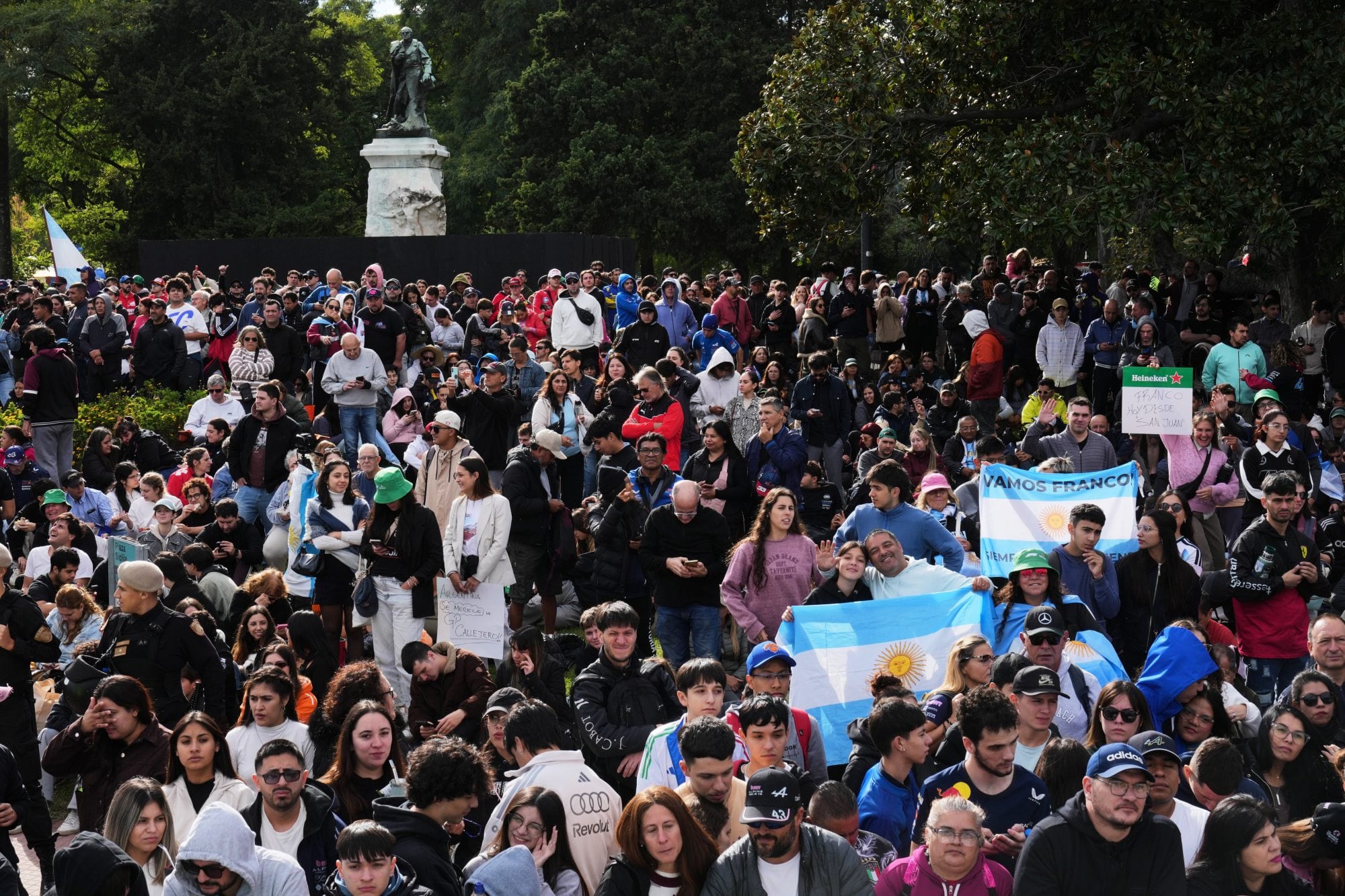 Fervor por Colapinto: un multitud de fanáticos y familias revoluciona Palermo 6 Una multitud disfruta del show de Colapinto
