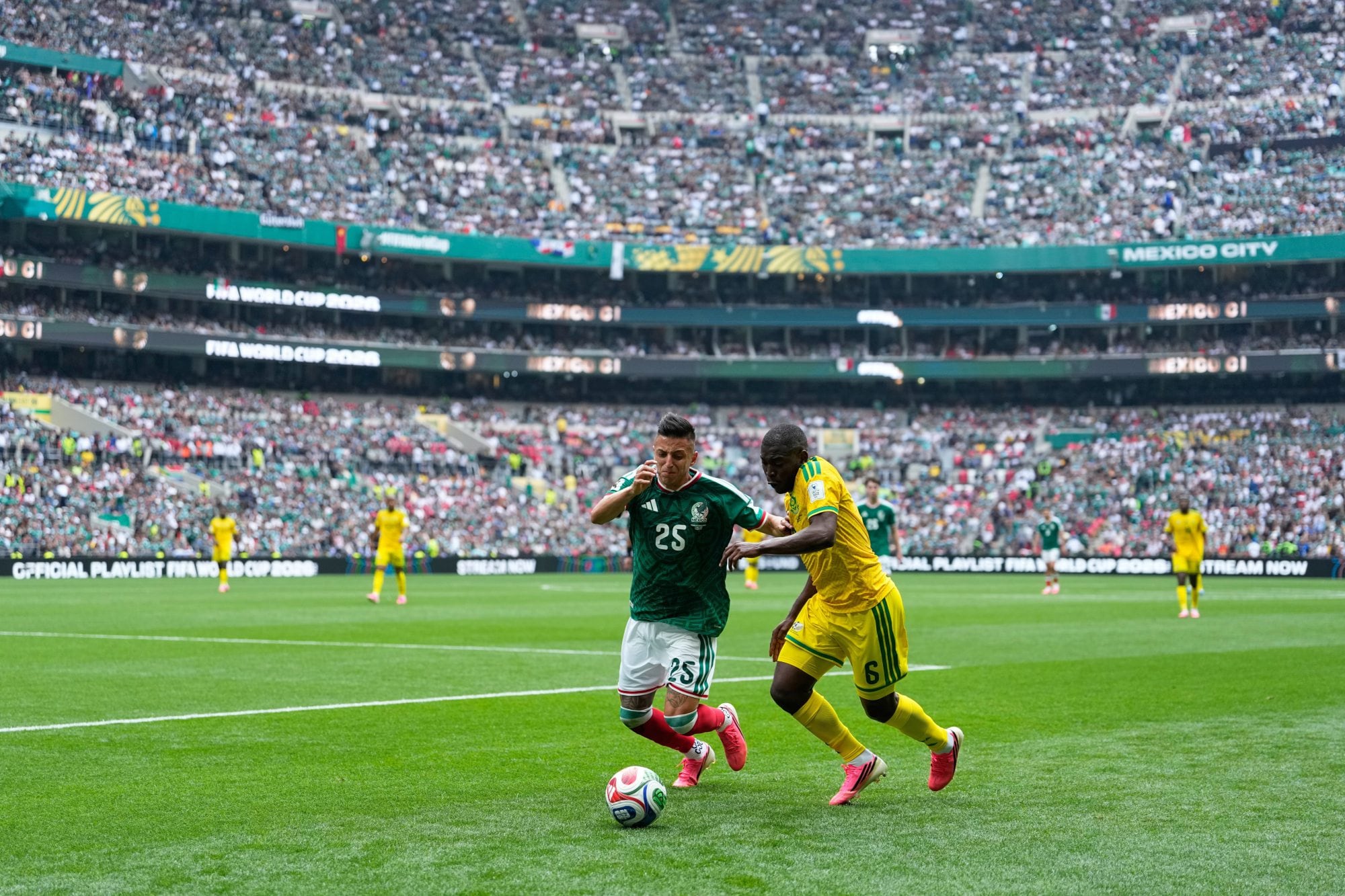 Roberto Alvarado persigue a Aubrey Modiba