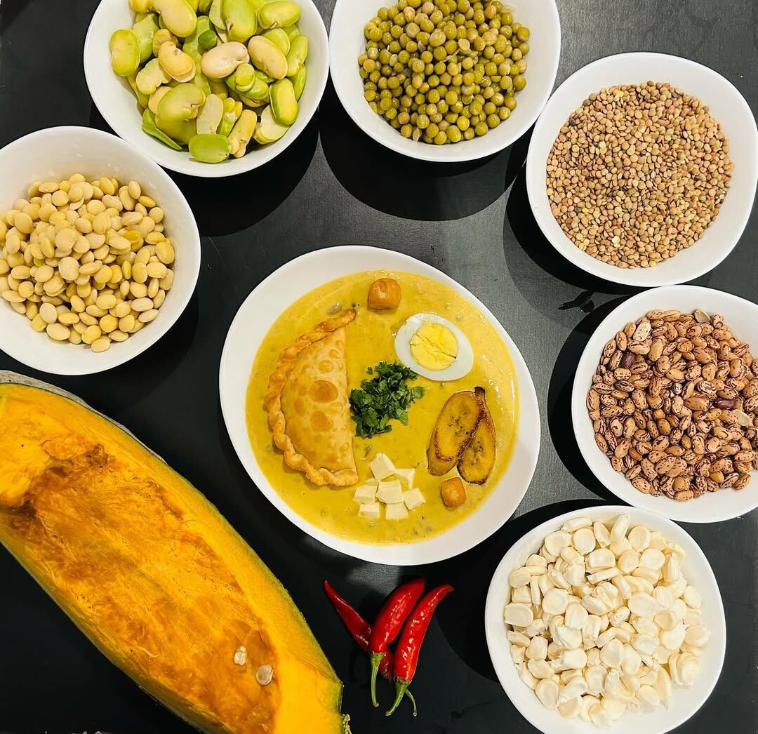 En cada región de Ecuador, la preparación de la fanesca es diferente pero mantiene sus ingredientes básicos (Instagram/@deleyquesihay.ec)