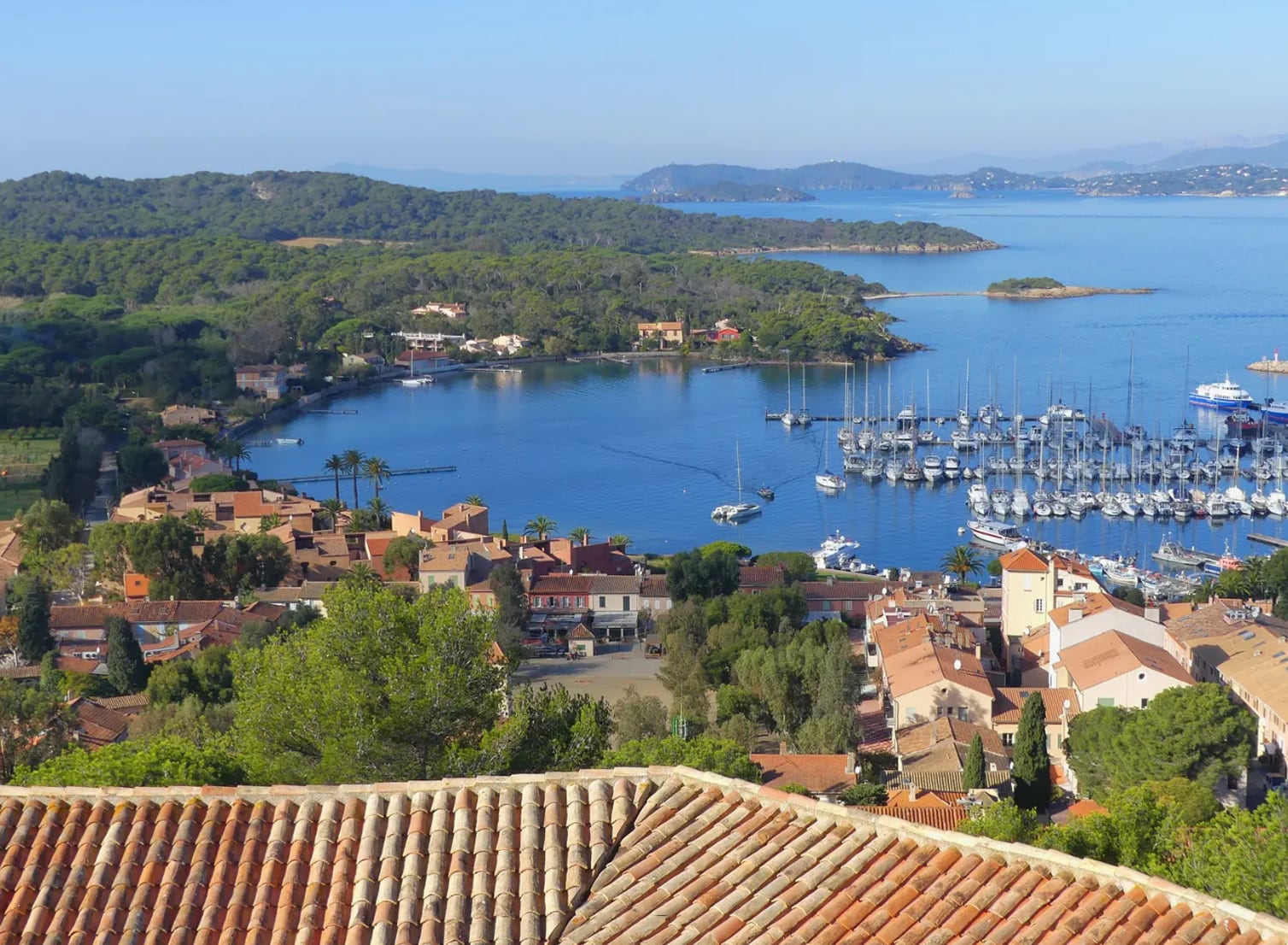 Panorámica del puerto y sus embarcaciones