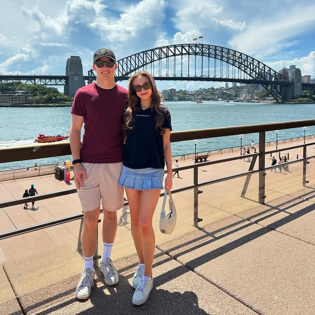 Zneimer y Piastri comenzaron a asistir cuando asistían a un internado inglés y nunca más se separaron (Foto: Instagram @oscarpiastri)