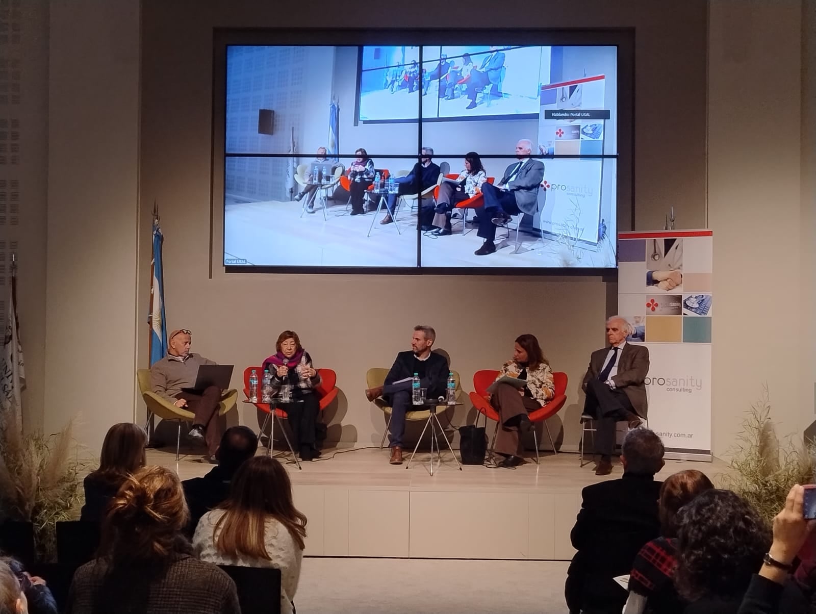 (De izq. a der.) Sebastián Tobar (Fiocruz), Mabel Bianco (FEIM), Santiago Poy (Conicet e Instituto Universitario CIAS), Gabriela Agosto (decana Facultad de Ciencias Sociales, Educación y Comunicación USAL) y Martín García Moritan (diplomático y exrepresentante argentino ante la ONU)