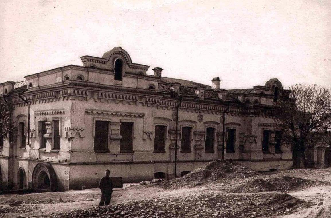 La Casa Ipatiev, en Ekaterimburgo, fue el último lugar de cautiverio de Nicolás II, Alejandra y sus hijos; allí fueron asesinados en la madrugada del 17 de julio de 1918
