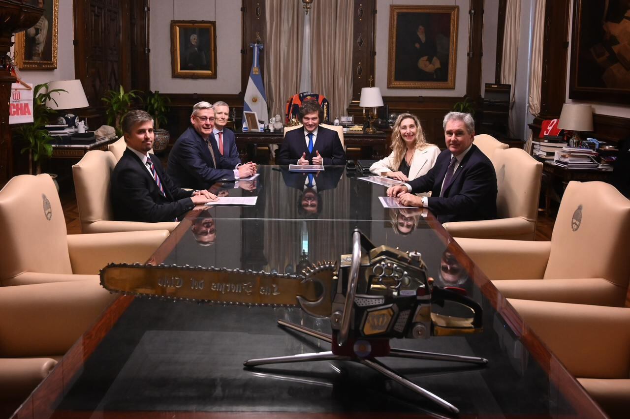 El Presidente Javier Milei recibió en Casa Rosada al CEO de Vicuña Corp., Ron Hochstein, y a José Morea, Country Director de la compañía, tras el anuncio de la mayor inversión extranjera directa en la historia del país