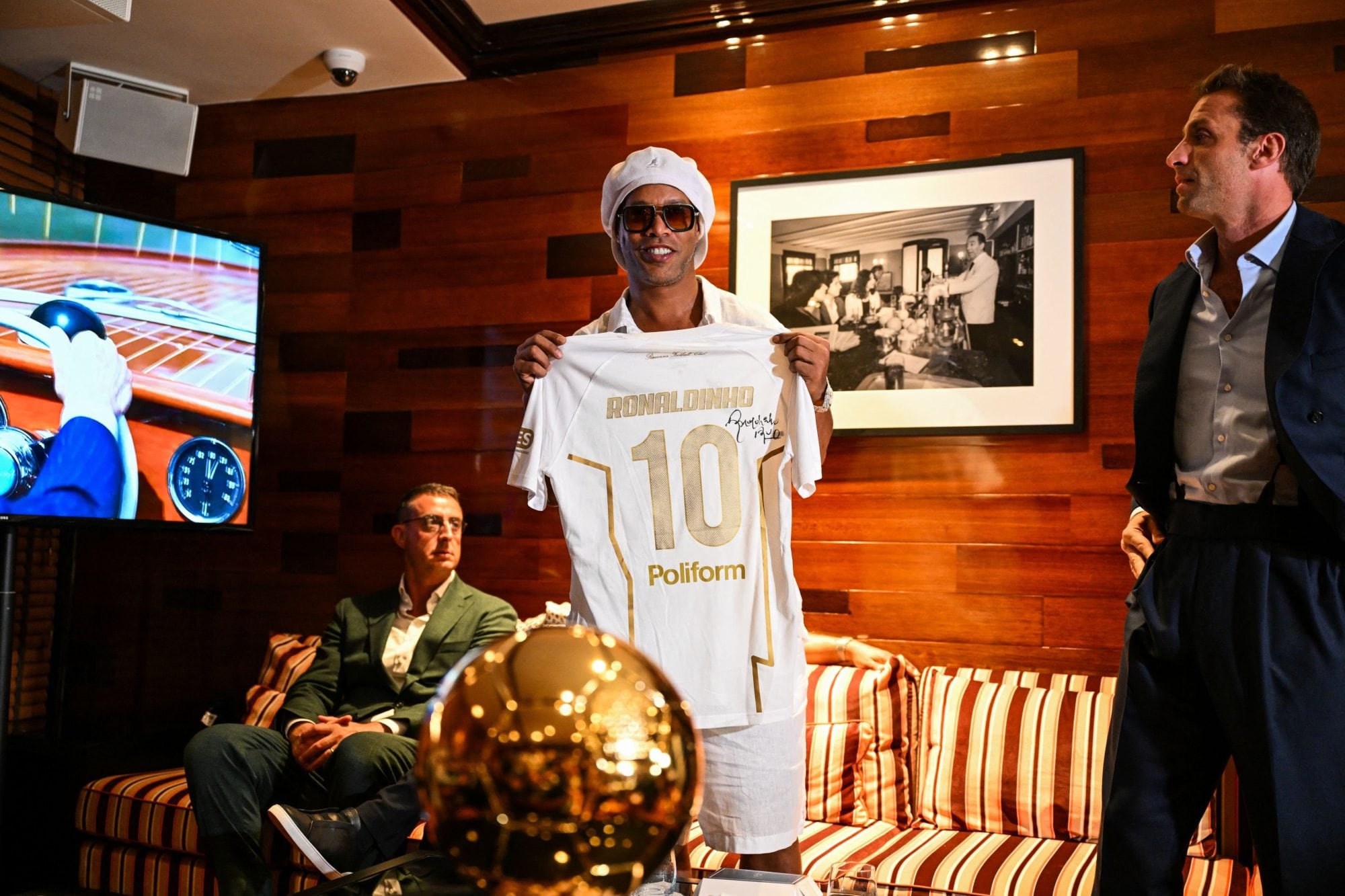 Ronaldinho posa con la casca de Ravenna FC, que tiene un costo de 129 euros y se agotó de las tiendas oficiales