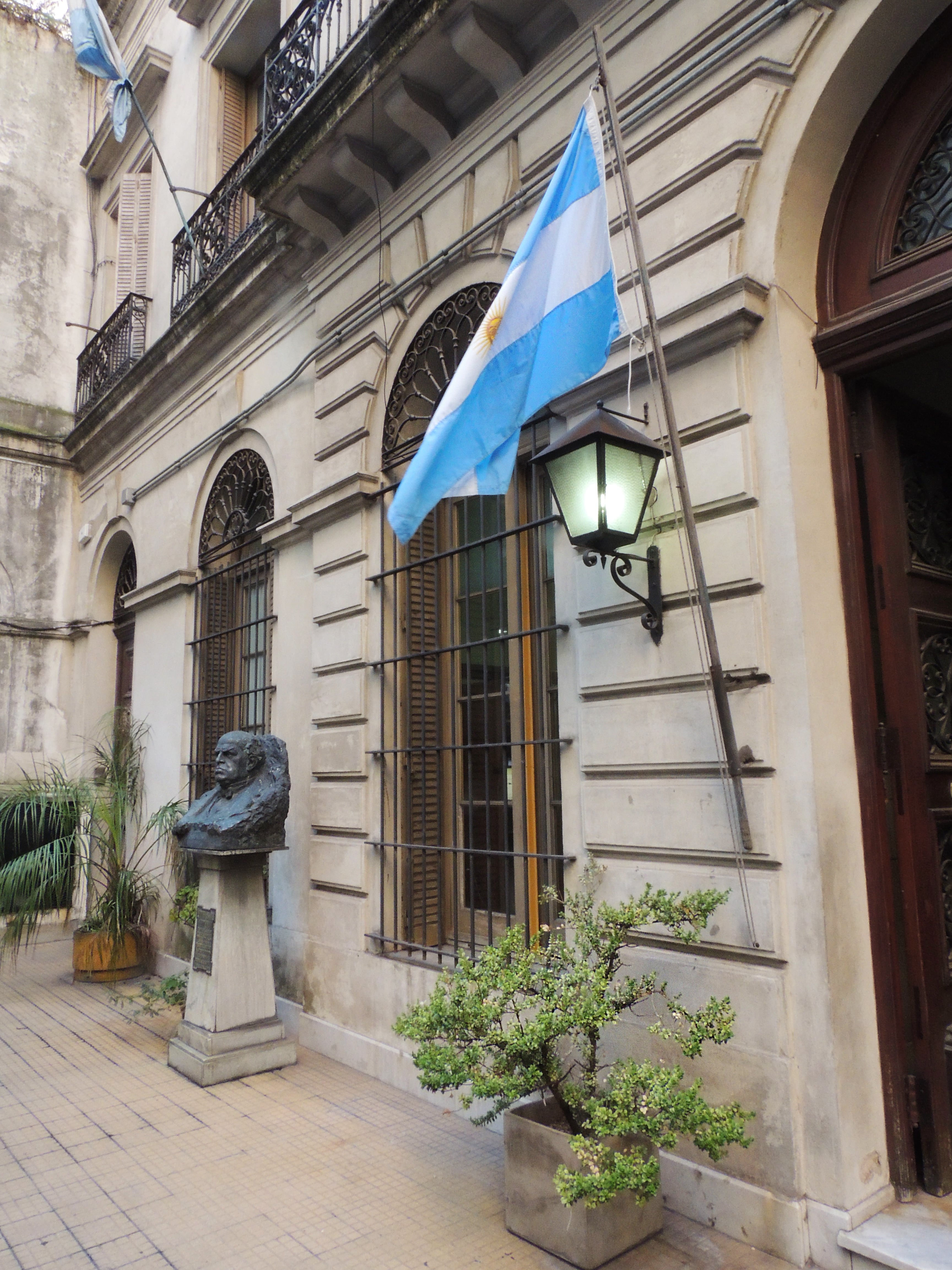 Un angosto patio delantero retirado de la línea del frente.