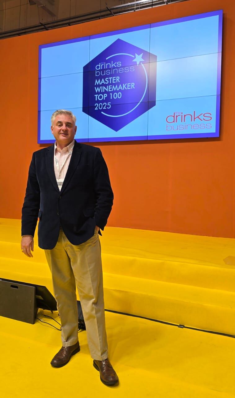 Silvio Alberto, en el escenario de la ceremonia de premiación