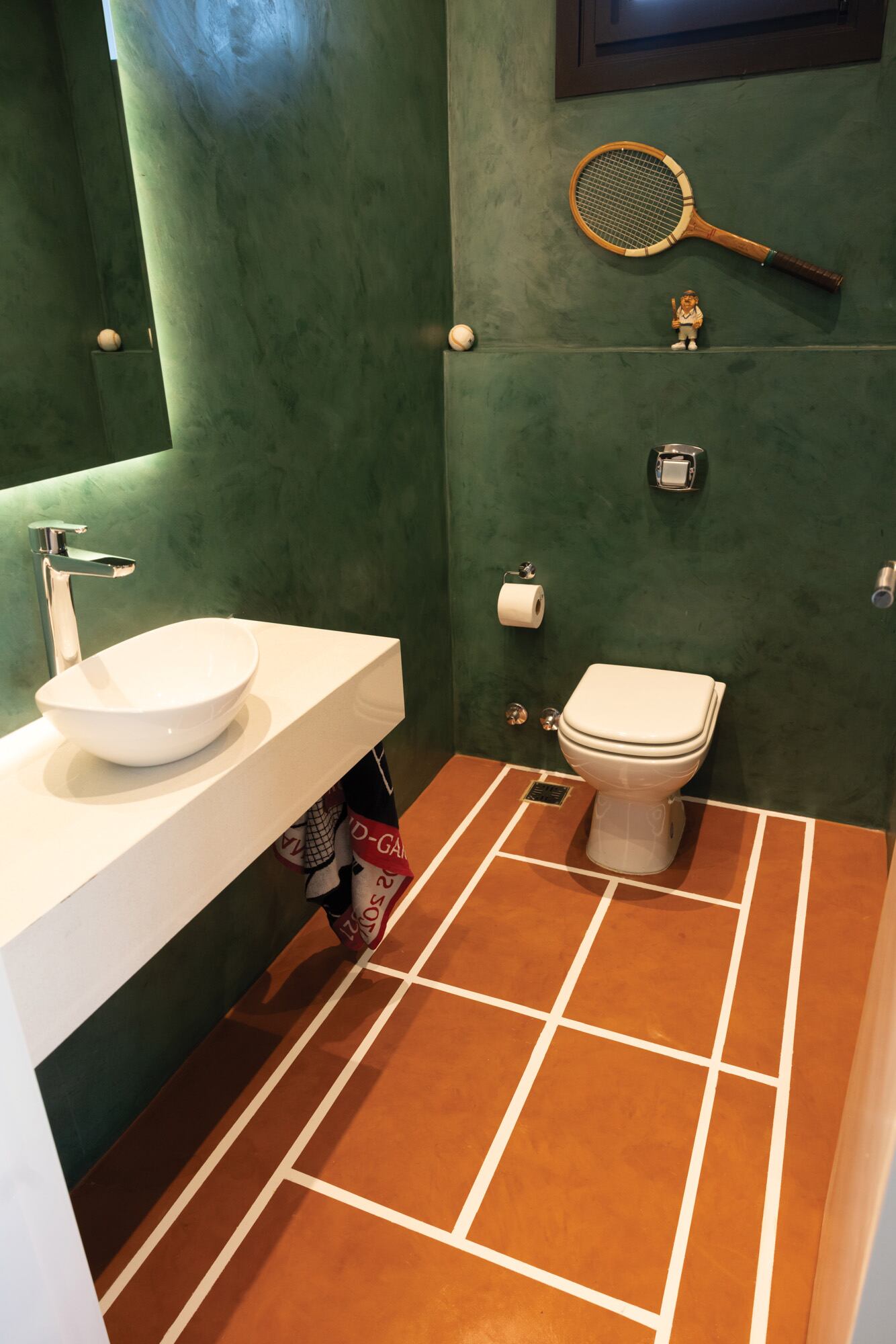 El baño del playroom, ambientado
como una cancha de tenis.