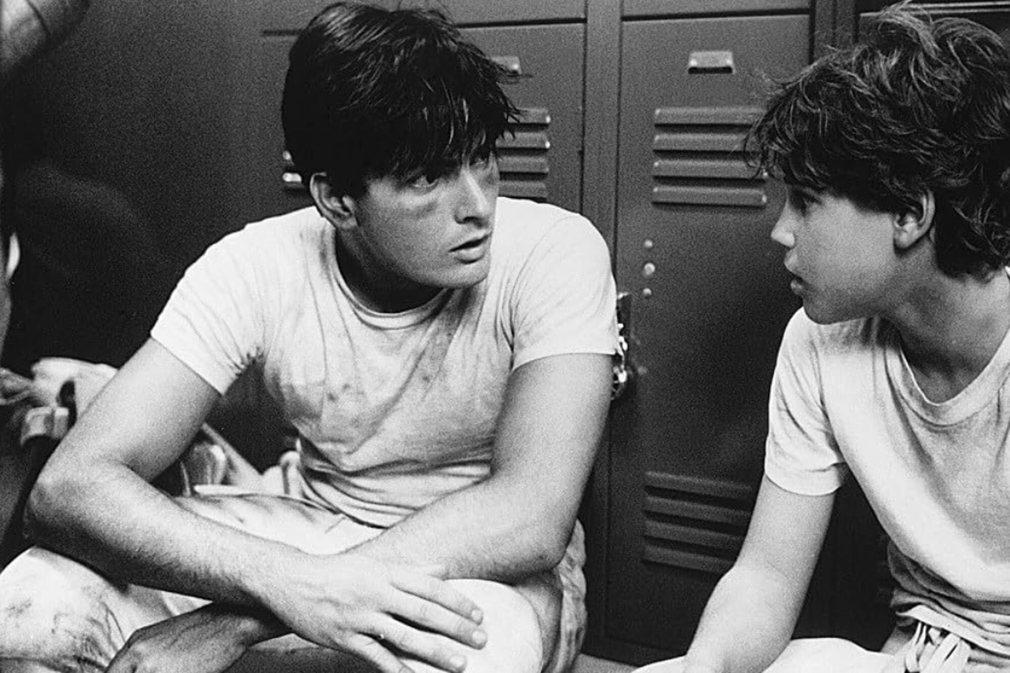 Charlie Sheen y Corey Haim en La inocencia del primer amor (1986)