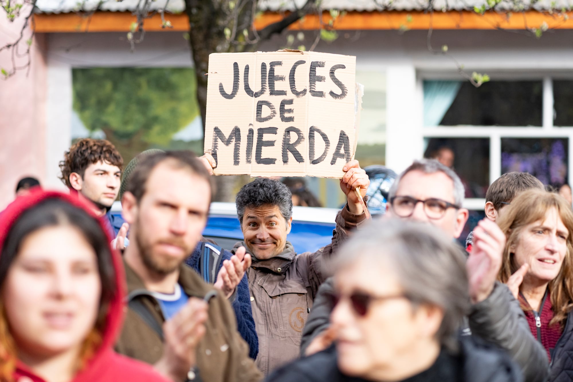 Pancartas y mensajes contra los jueces de la Corte tras el fallo que habilita sin límites la venta de tierras a extranjeros