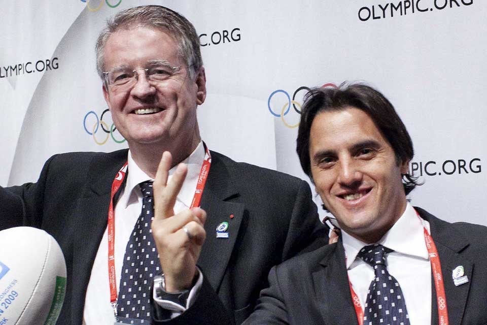 Bernard Lapasset, presidente de la IRB, y Agustín Pichot, en representación de la UAR