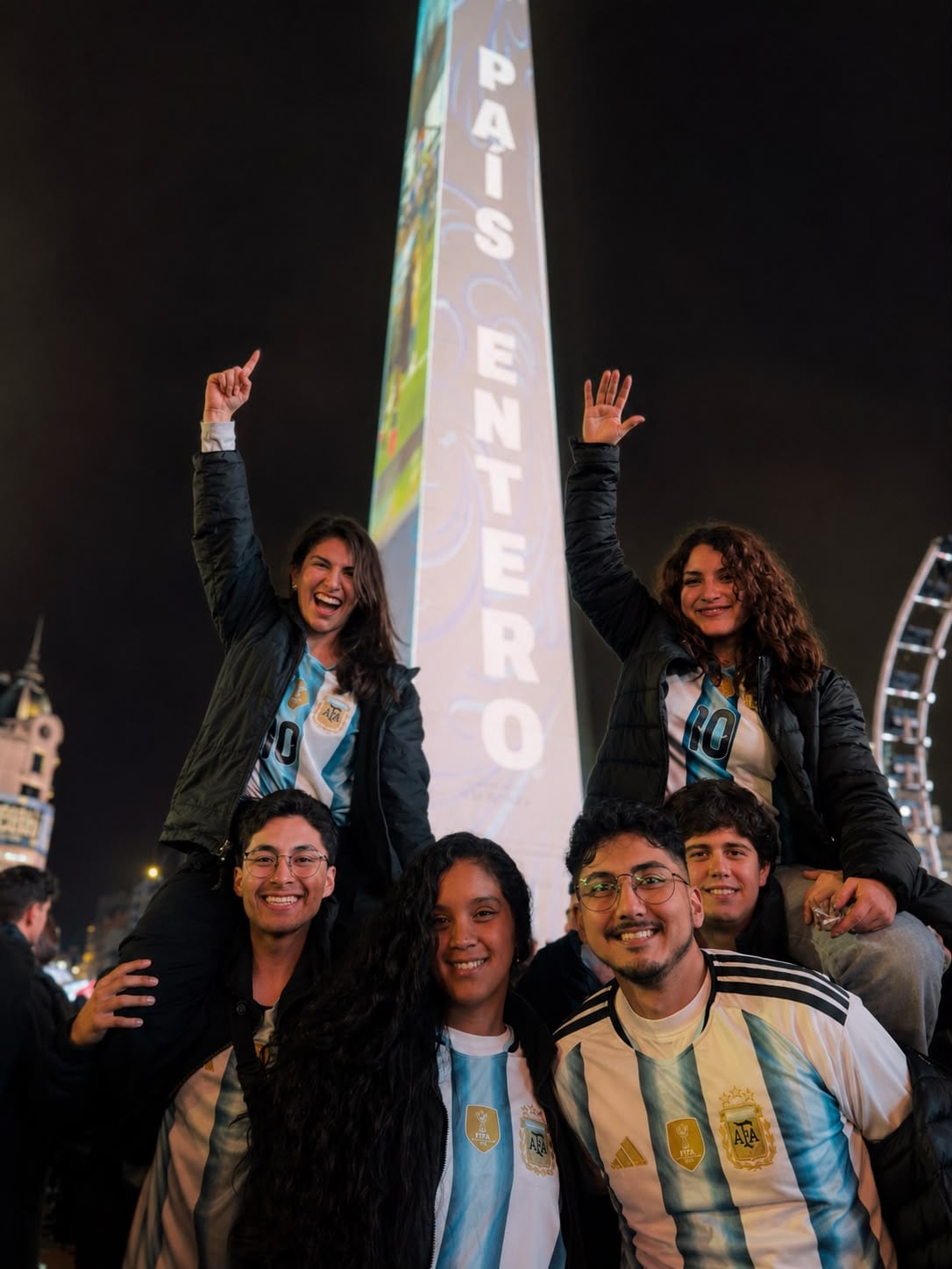 Mishell Revelo con amigos agradeciendo a la selección haber llegado a otra final