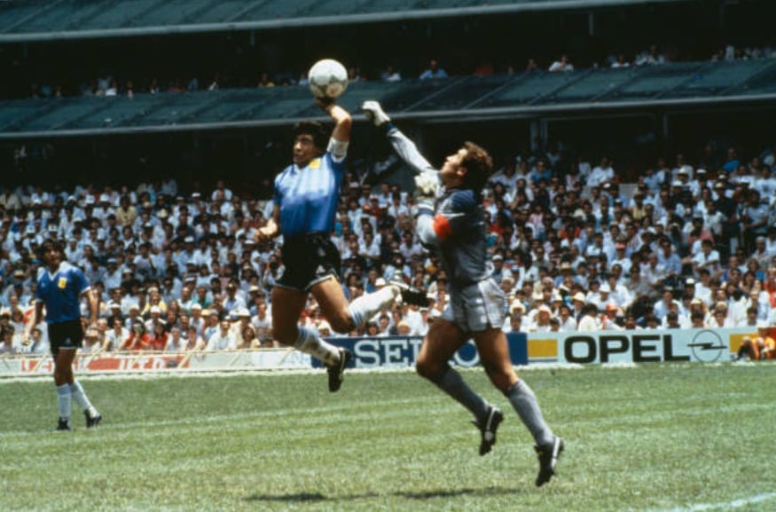 El arquero Shilton y Maradona en la icónica foto del Mundial 86 tomada por Carbajal